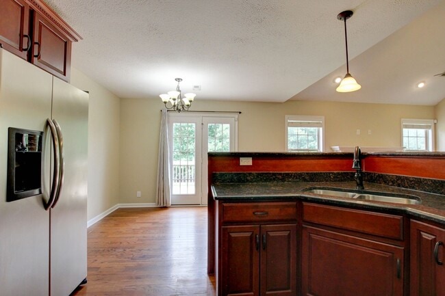 Building Photo - Sweet 3 bed 2 bath clost to post and I-24.