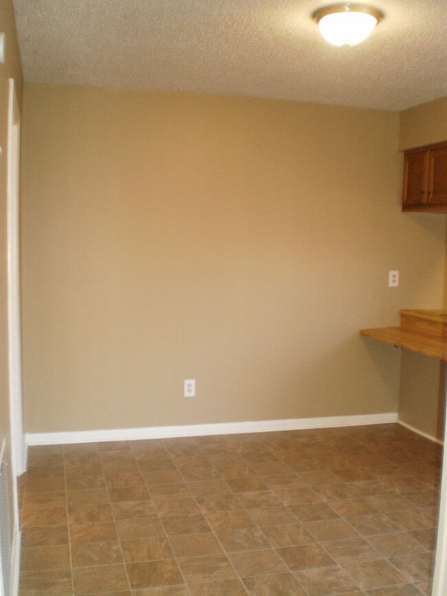 Building Photo - NICE--2 Bedroom 1.5 Bath Townhouse WEST of...