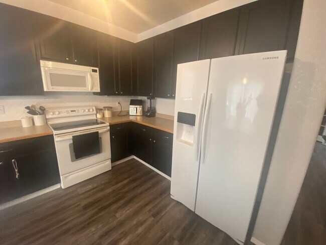 Building Photo - Beautiful 3 bedroom 2 Bath Home in South Brighton Area