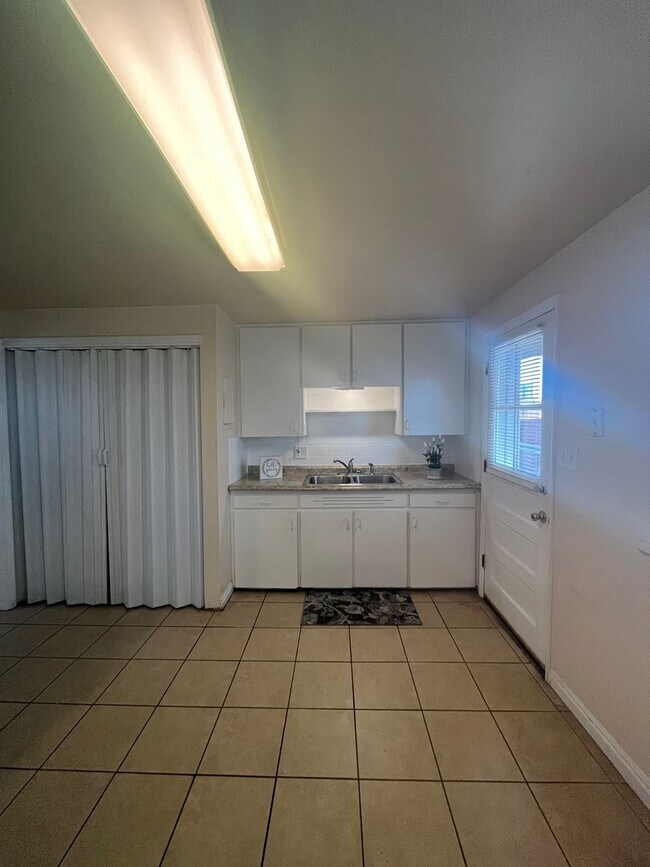 Building Photo - Charming Two Bedroom in Lakewood-Updated, ...