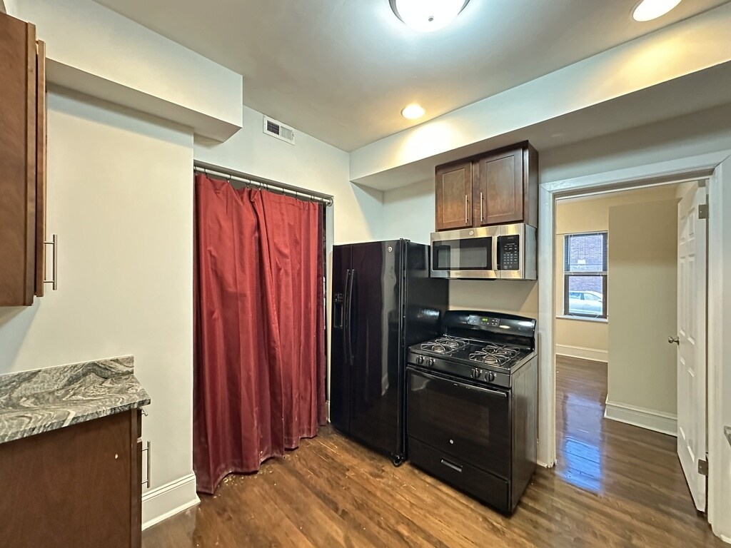 Building Photo - 3151 W Belle Plaine Ave