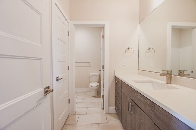 Building Photo - Crimson Park Town Home.