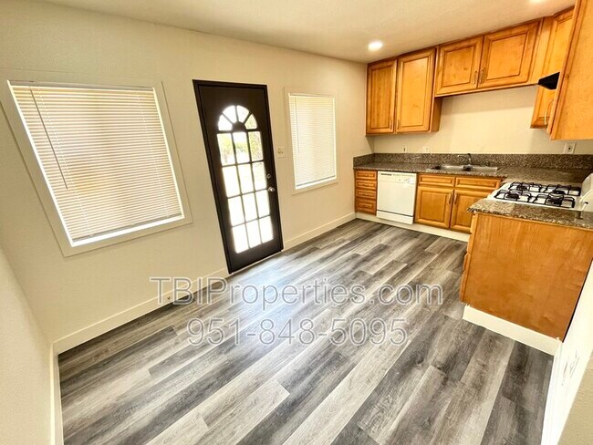 Building Photo - 4667 N Mayfield Ave