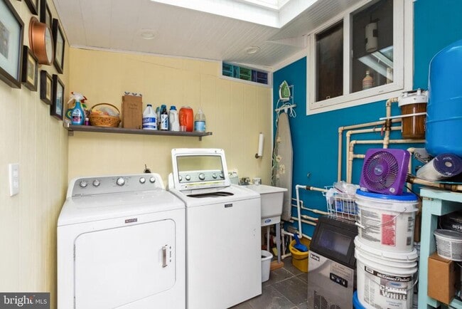 Building Photo - 36 Shore Dr