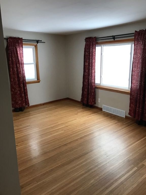 Bright sunny living room. - 60 east st