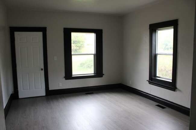 Building Photo - 317 E 10th St S