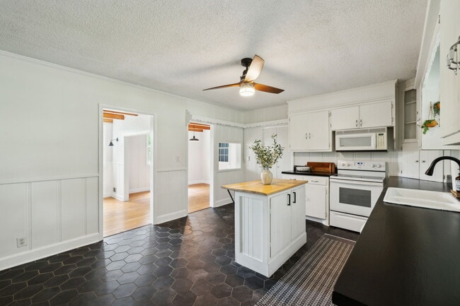 Building Photo - 1155 Ridge Hill Rd