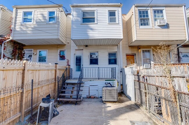 Building Photo - Two Bedroom Two Bathroom House In Baltimore City