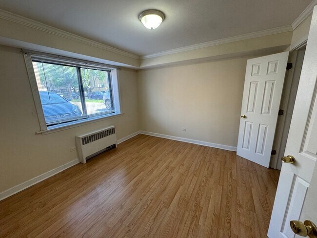 Building Photo - 2704 W Lunt Ave