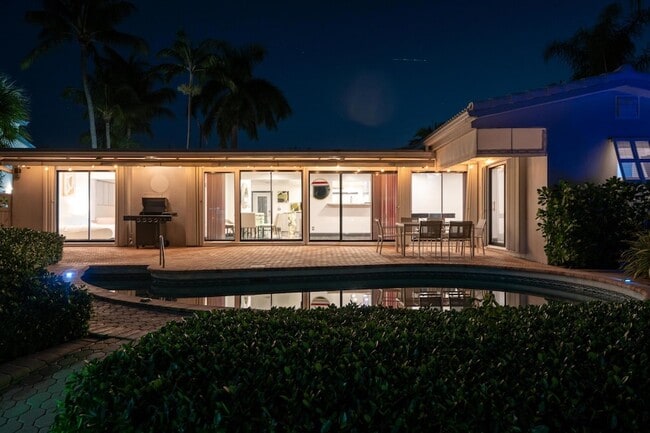 Building Photo - 2531 NE 47th St