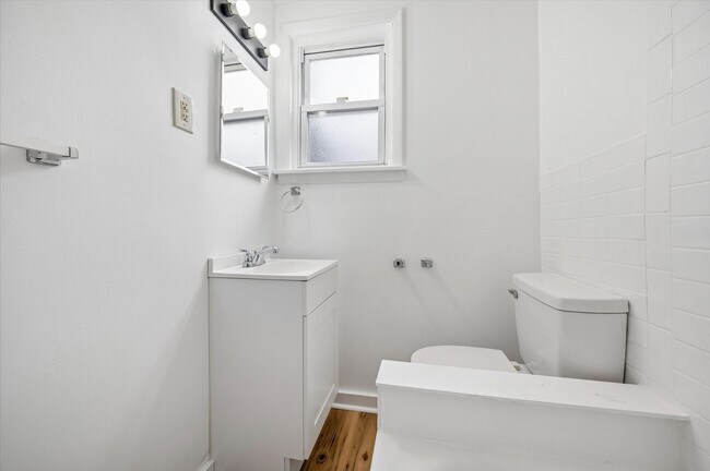 Building Photo - 427 N Redfield St