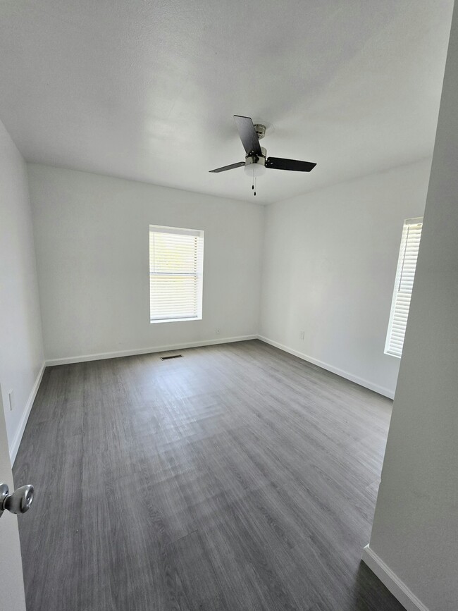 Building Photo - 300 S 5th St