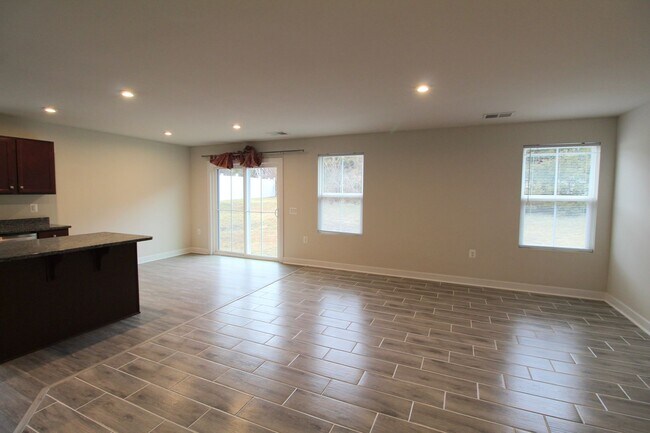 Building Photo - 105 S Peak Dr