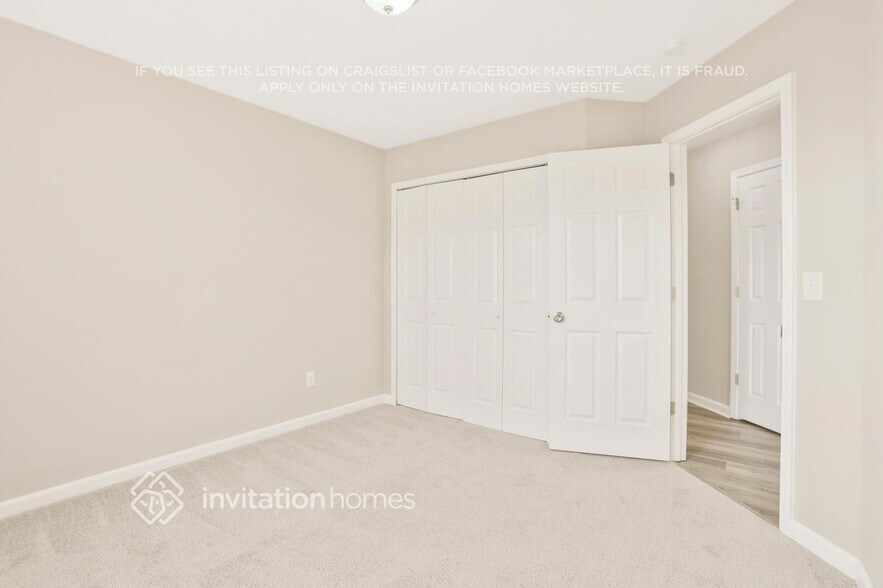 Building Photo - 2712 Lake Park Ridge E