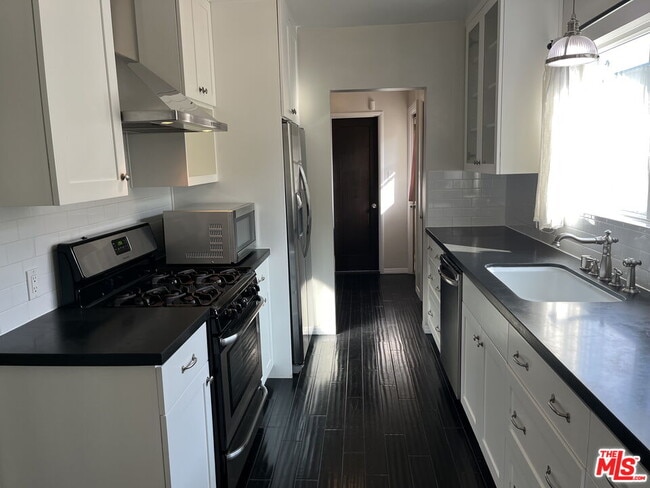 Building Photo - 622 N Formosa Ave