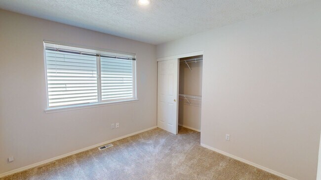 Building Photo - Single Level Family Friendly Home in Sandy. Fenced Backyard Pets Welcome