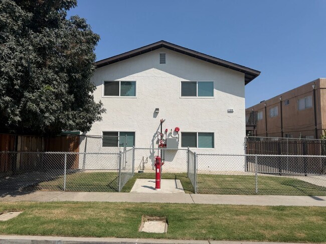 Building Photo - 3319 E Tyler Ave