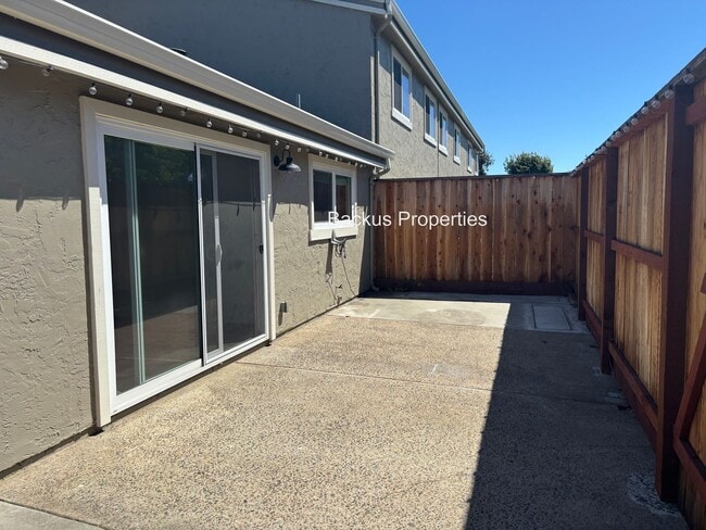 Building Photo - Lovely Los Olivos Condo