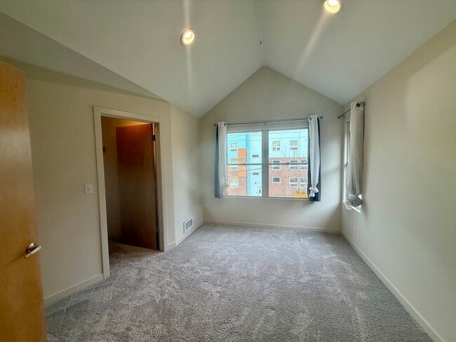 Building Photo - Columbia City Townhome