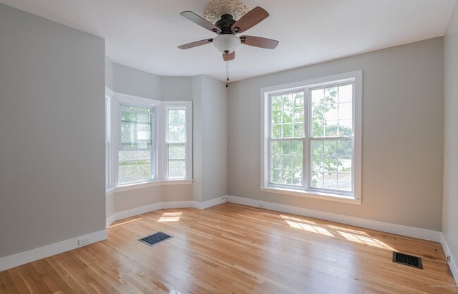 Building Photo - Beatiful 4 Bed Downtown Bath House