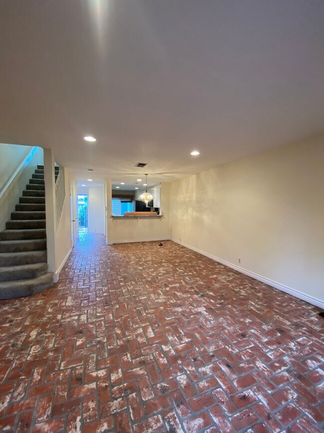 Building Photo - Two Bedroom Condo Close to Orange Circle