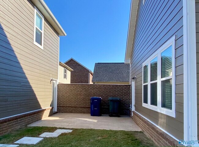 Building Photo - 1111 Pegasus Dr NW