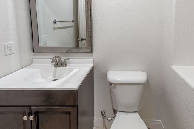 Building Photo - Fabulous Single Story 3 Bedroom Home Conve...