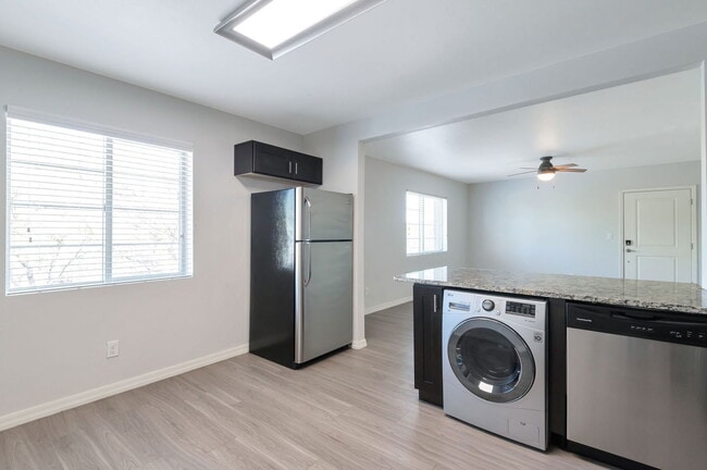 Building Photo - 838 E 9th St