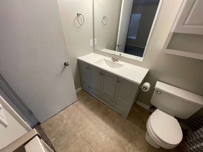 Building Photo - Updated 2 Bedroom, 2 Bath Condo (Available Immediately)