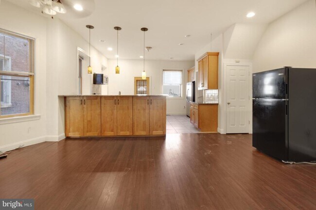 Building Photo - 4841 Cedar Ave