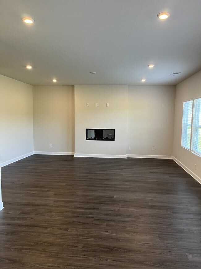 Building Photo - 301 Ellis Ln