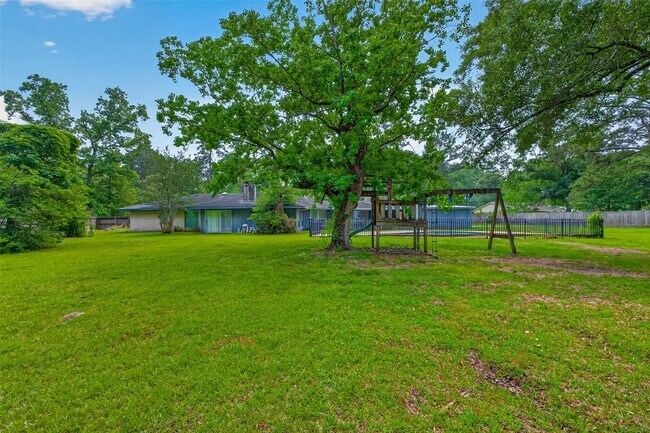 Building Photo - 1701 Mistletoe Ln