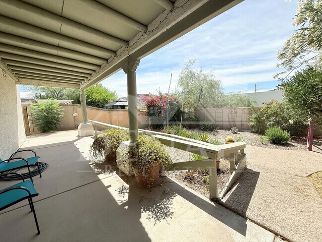 Building Photo - 1221 E Cholla St