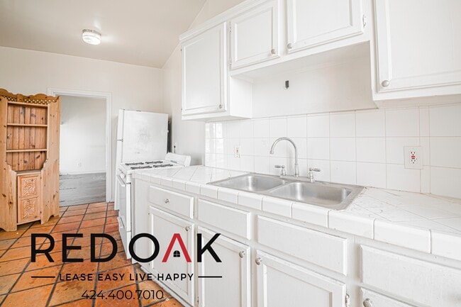 Building Photo - 835 S Oxford Ave