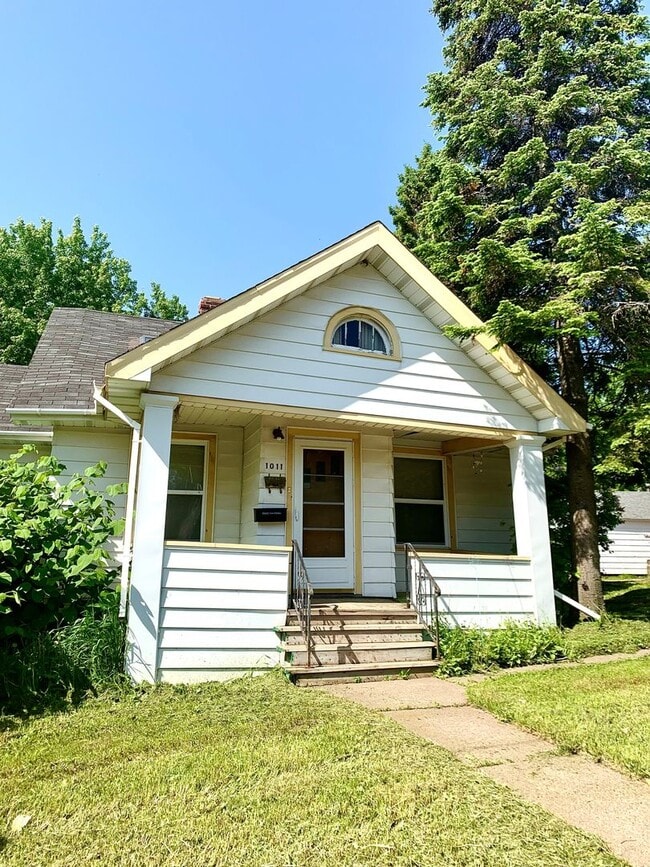 Building Photo - Duluth, MN. 4 bedroom - 1 bath - 1 off street parking - Single Family Home.