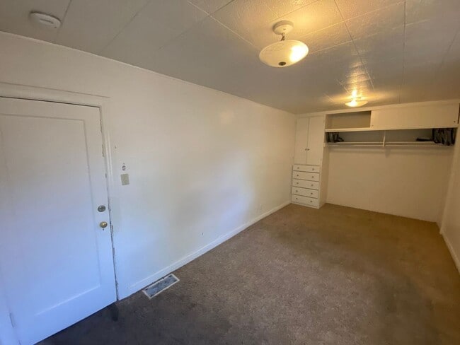 Building Photo - 3 bed 1.5 bath - Single Family Home - Pet ...