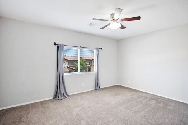 Building Photo - 4 Bed, Beauty With First Floor Bed And Full Bath