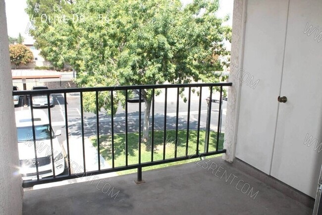 Building Photo - 2554 Olive Dr