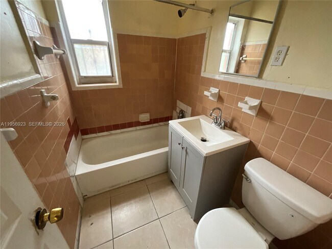 Building Photo - 648 NE 139th St