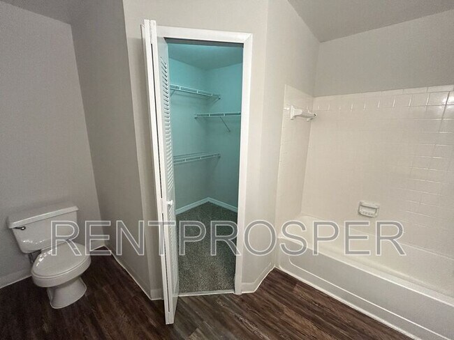 Building Photo - 4760 Walden Cir