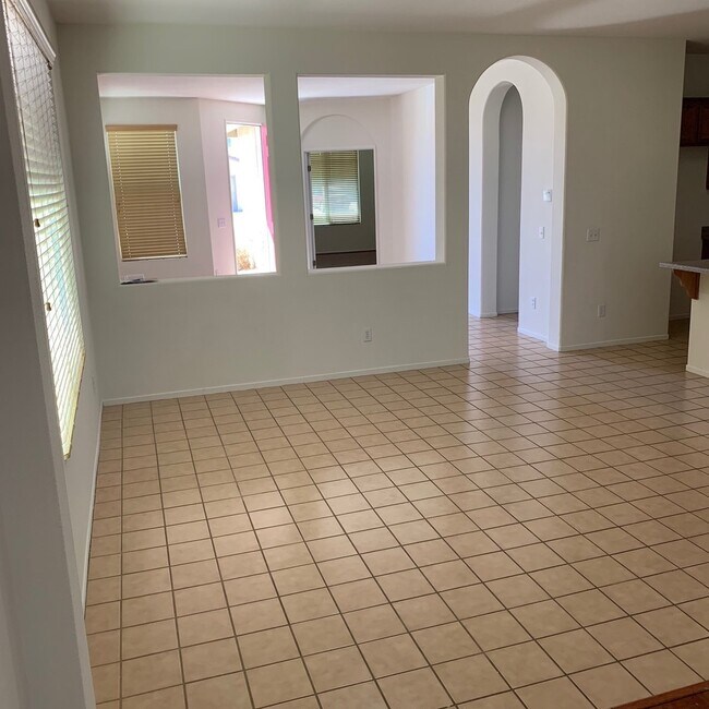 Building Photo - 4 BEDROOM VICTORVILLE HOME