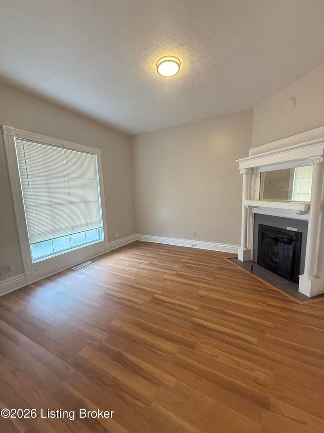 Building Photo - 2547 Bank St