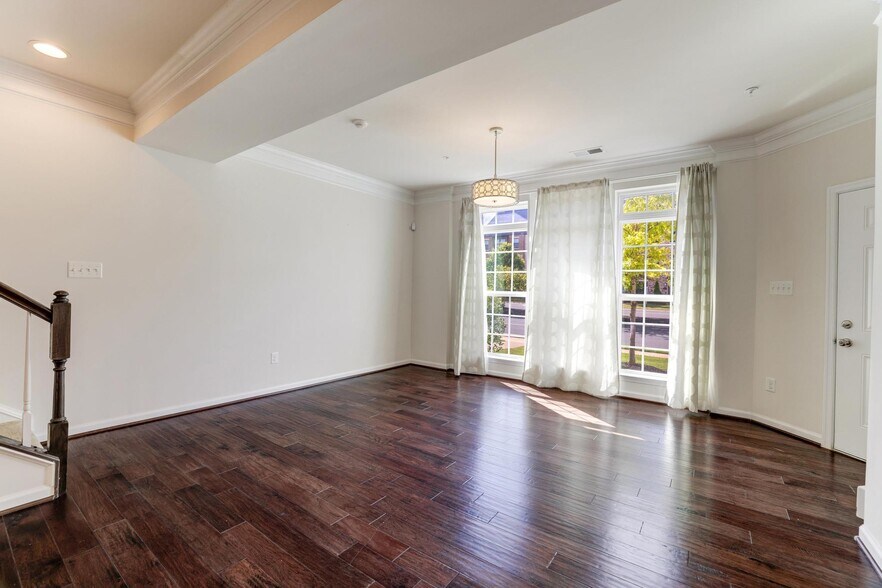 Building Photo - 13643 Air and Space Museum Pky