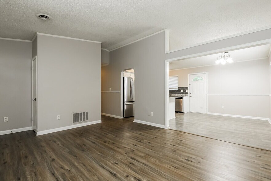 Building Photo - 8450 N Pond Dr