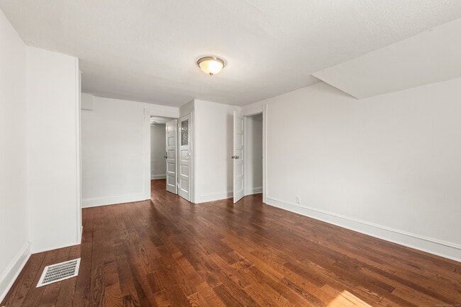 Building Photo - 318 Suburban Ave