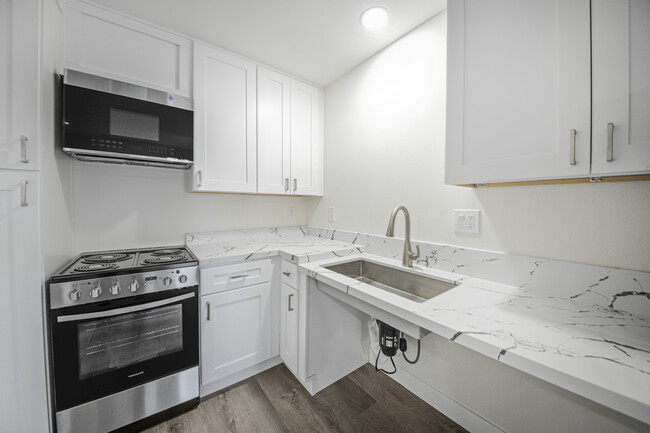 Building Photo - Inviting Studio with Included Kitchen Appl...