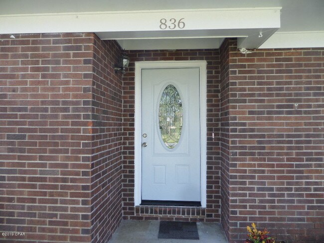 Building Photo - 836 Miles Dr