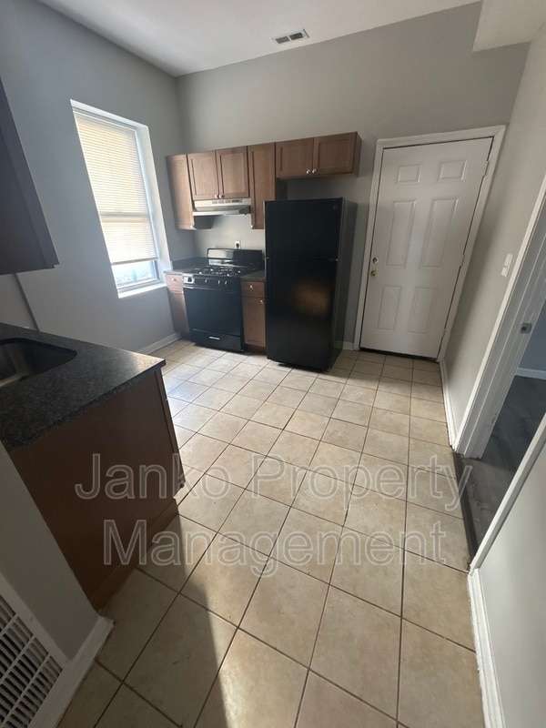 Building Photo - 7314 S Kenwood Ave