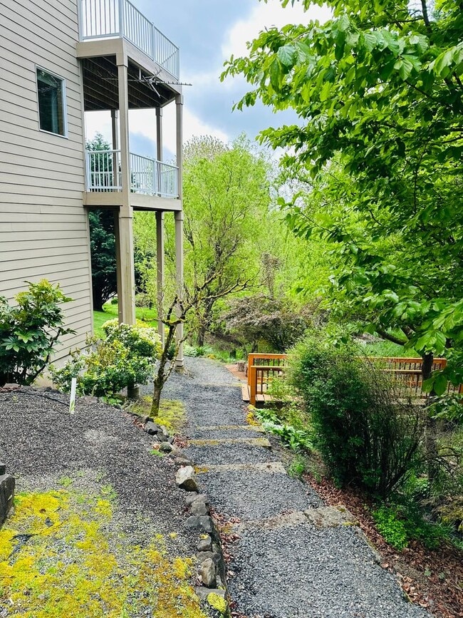 Building Photo - Stunning Custom Home with Beautiful Views