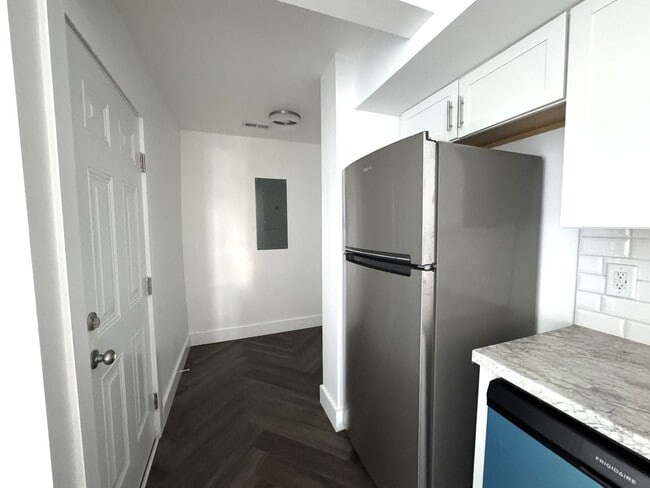 Building Photo - Completely Remodeled 2BR/1.5BA Townhome – City Convenience!